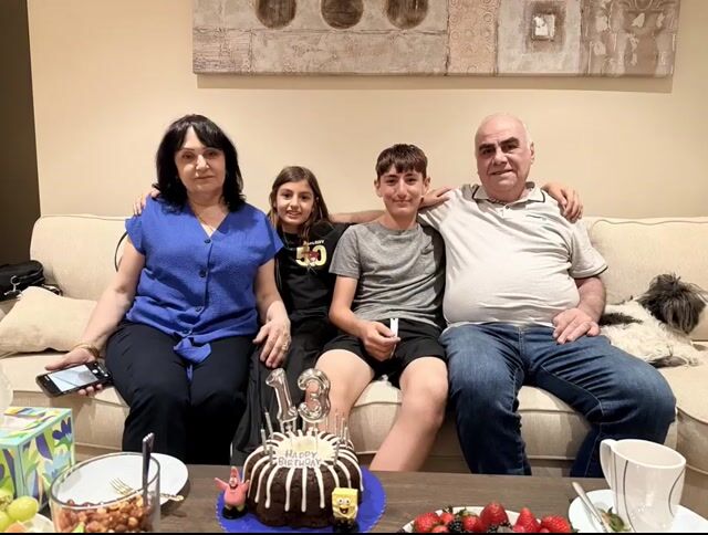 Video prompt for a birthday scene with grandparents and a zoom effect